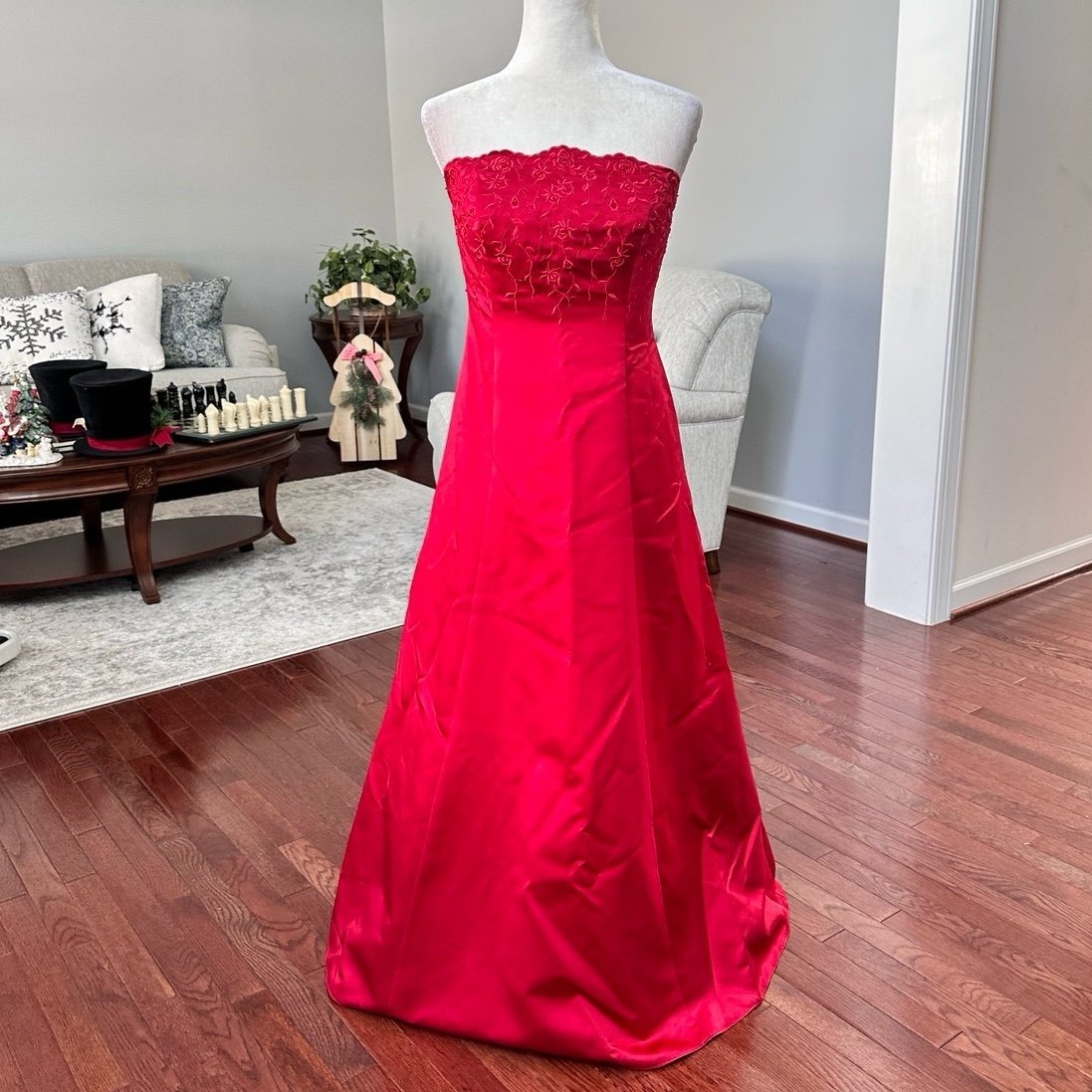 Michelangelo Red Strapless Scalloped Trim Rhinestone Formal Gown Dress Size 10